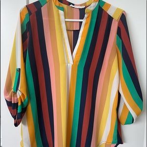 💵 BOGO free. Very flattering cut, neckline. Size small, fits loose.